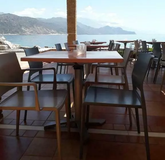 ホテル On The Rocks