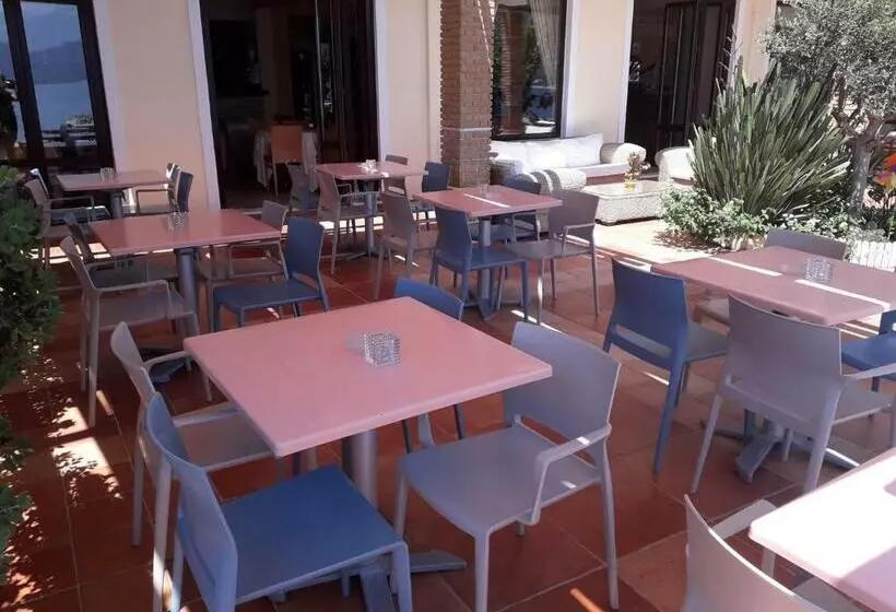 ホテル On The Rocks