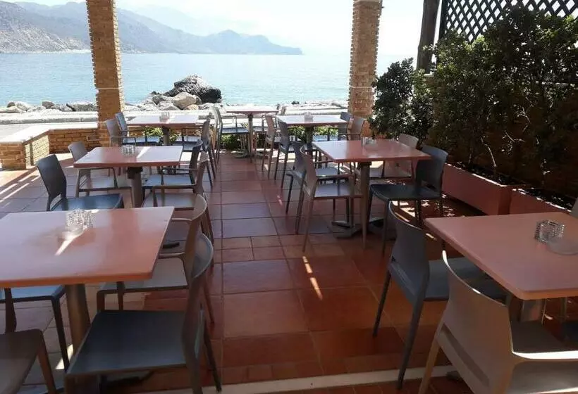 ホテル On The Rocks