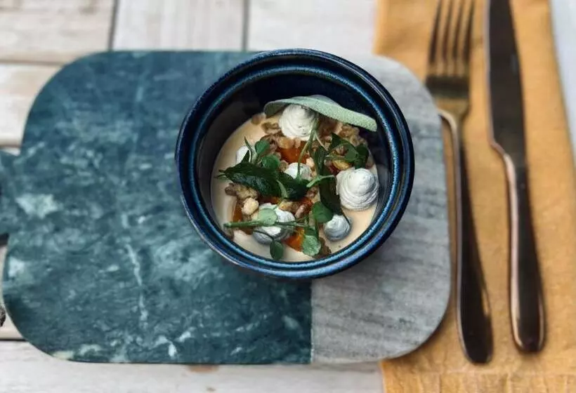 Hostelli The Wheatsheaf Pub, Kitchen & Rooms