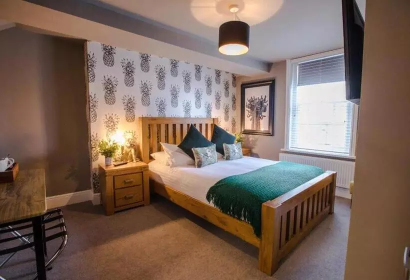 Hostelli The Wheatsheaf Pub, Kitchen & Rooms