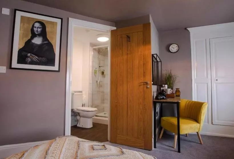 Hostelli The Wheatsheaf Pub, Kitchen & Rooms