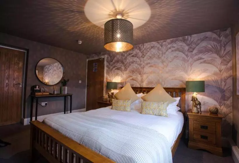 Hostelli The Wheatsheaf Pub, Kitchen & Rooms