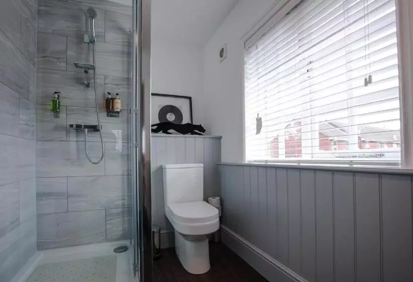 Hostelli The Wheatsheaf Pub, Kitchen & Rooms