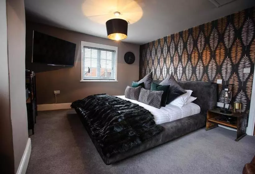 Hostelli The Wheatsheaf Pub, Kitchen & Rooms