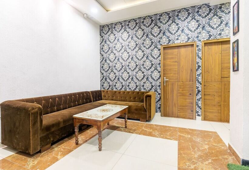 호텔 Crown By Oyo Rooms