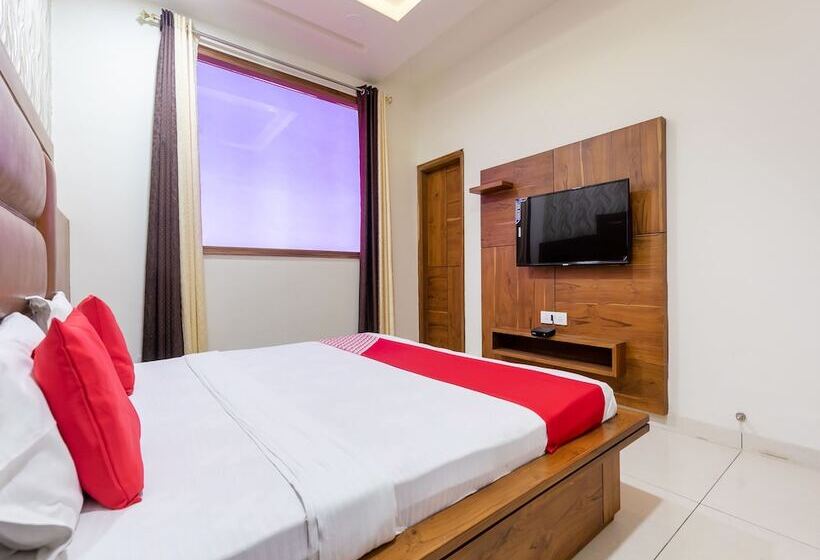 호텔 Crown By Oyo Rooms