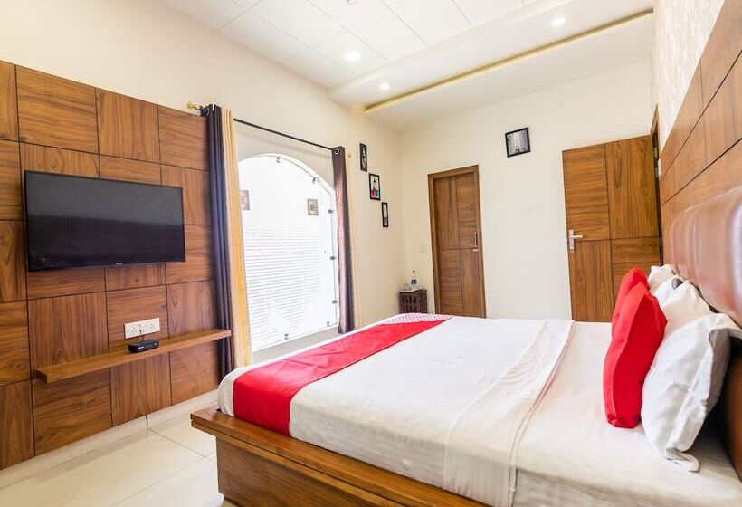 호텔 Crown By Oyo Rooms