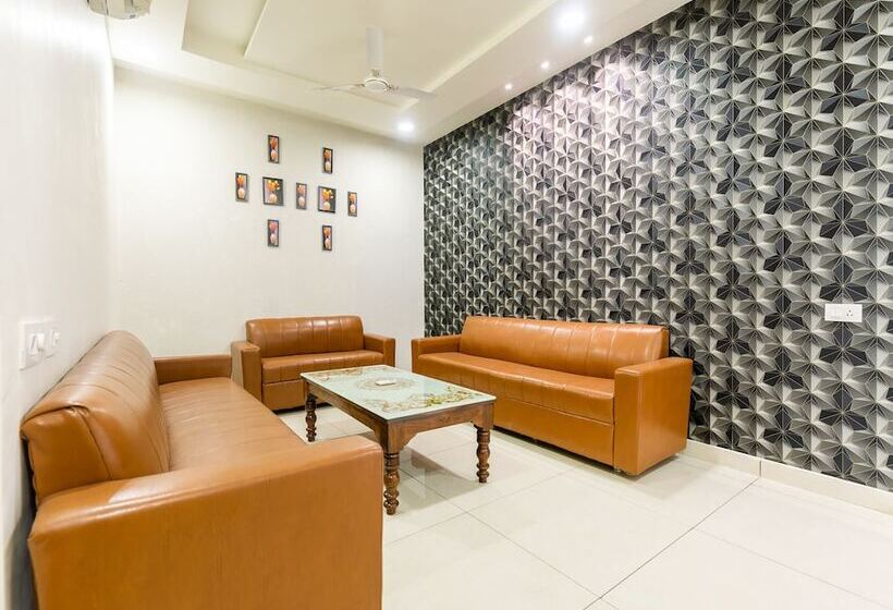 호텔 Crown By Oyo Rooms