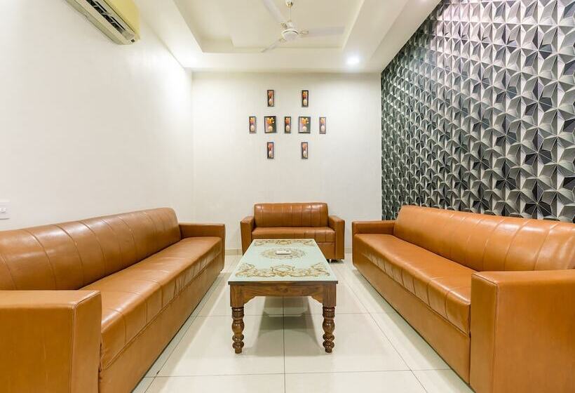 호텔 Crown By Oyo Rooms