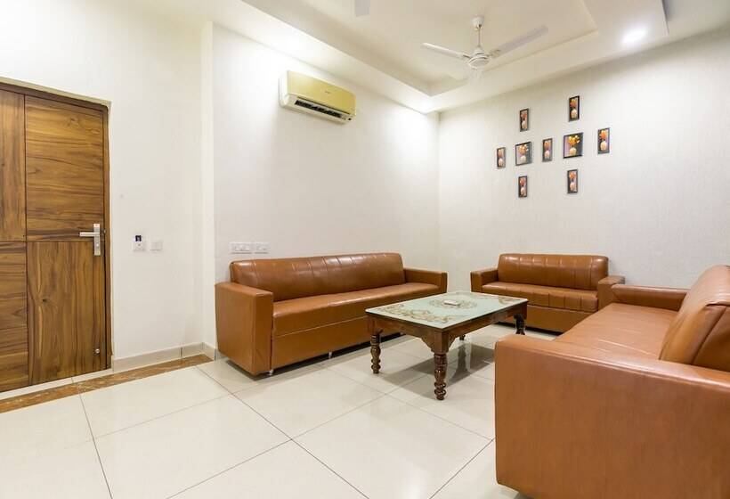 호텔 Crown By Oyo Rooms