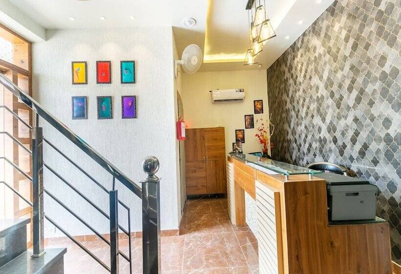 호텔 Crown By Oyo Rooms