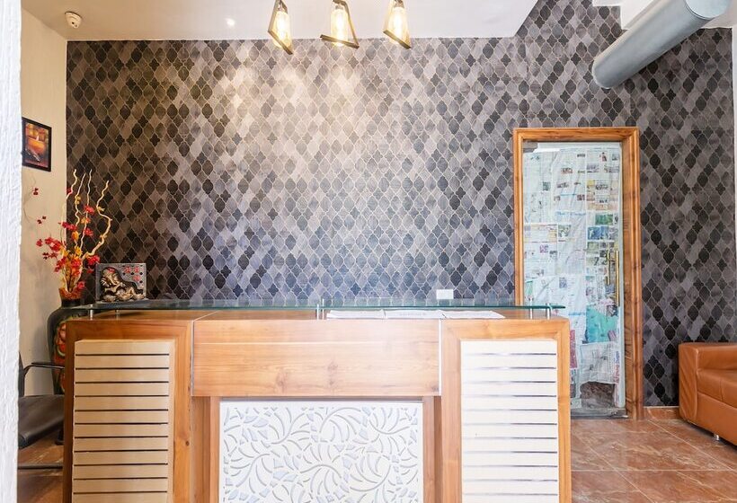 호텔 Crown By Oyo Rooms