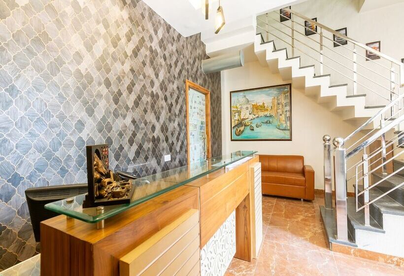 호텔 Crown By Oyo Rooms