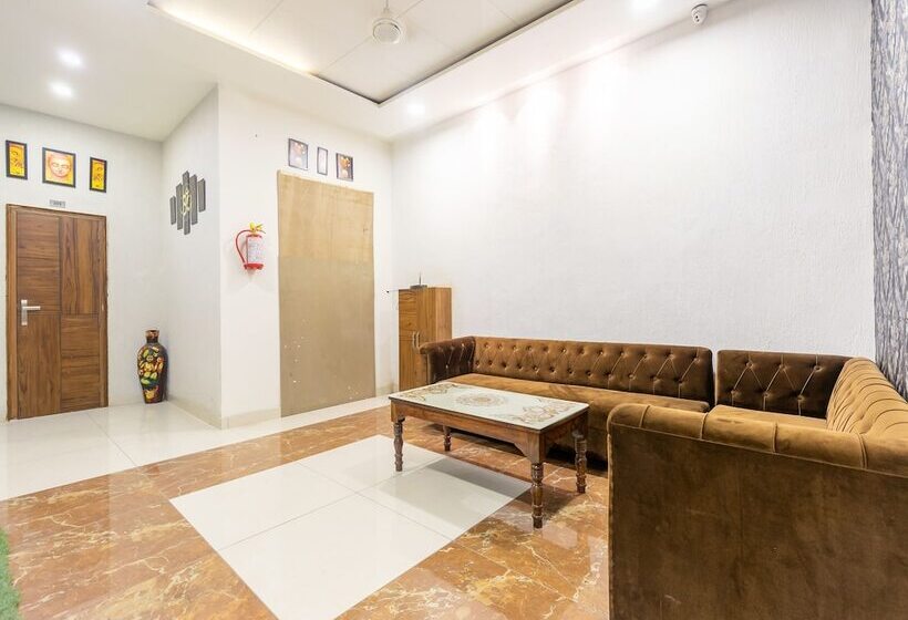 호텔 Crown By Oyo Rooms