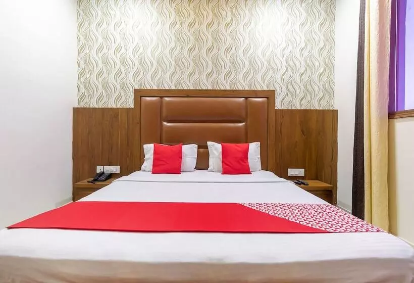 ホテル Crown By Oyo Rooms
