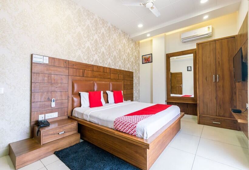 호텔 Crown By Oyo Rooms