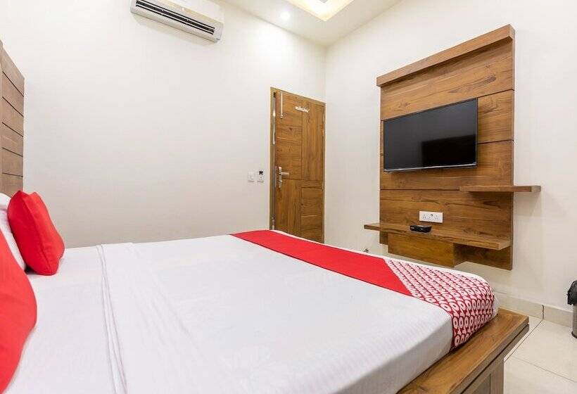 호텔 Crown By Oyo Rooms