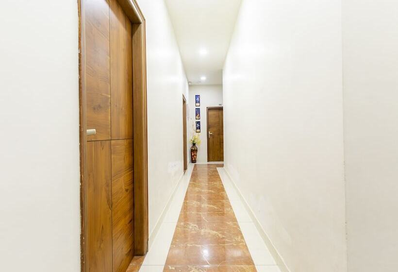 호텔 Crown By Oyo Rooms