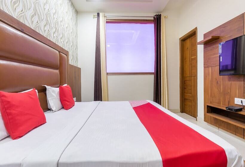 호텔 Crown By Oyo Rooms