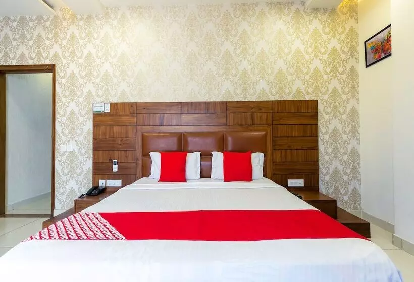 ホテル Crown By Oyo Rooms