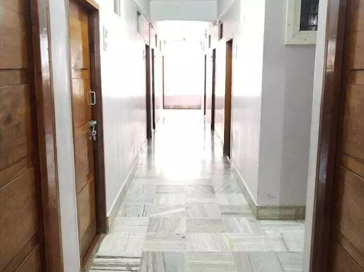 Iroomz Hotel Abhiman