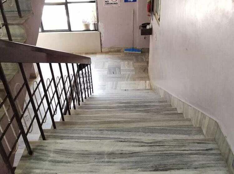 Iroomz Hotel Abhiman