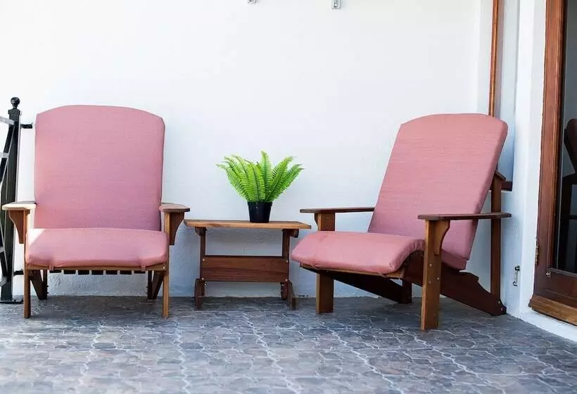 Majatalo Nama White Guest House