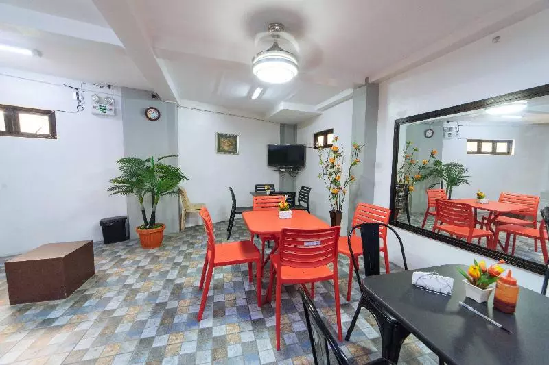 ペンション Reddoorz @ San Antonio Binan