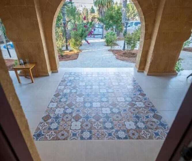 مسافرخانه Nicosia Taskonak Hotel & Restaurant