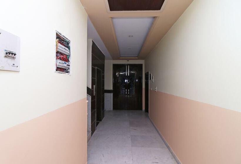 호텔 Gurudham Vrindavan By Oyo Rooms