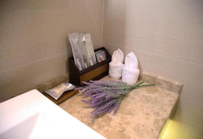 Lavande Hotel Wuhan Nanhu Walmart Store