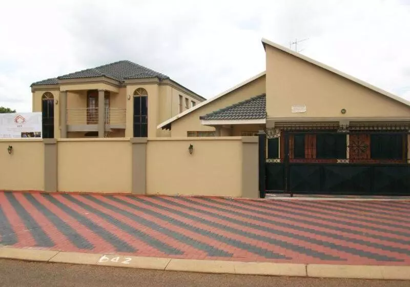 Majatalo Koiketla Guesthouse