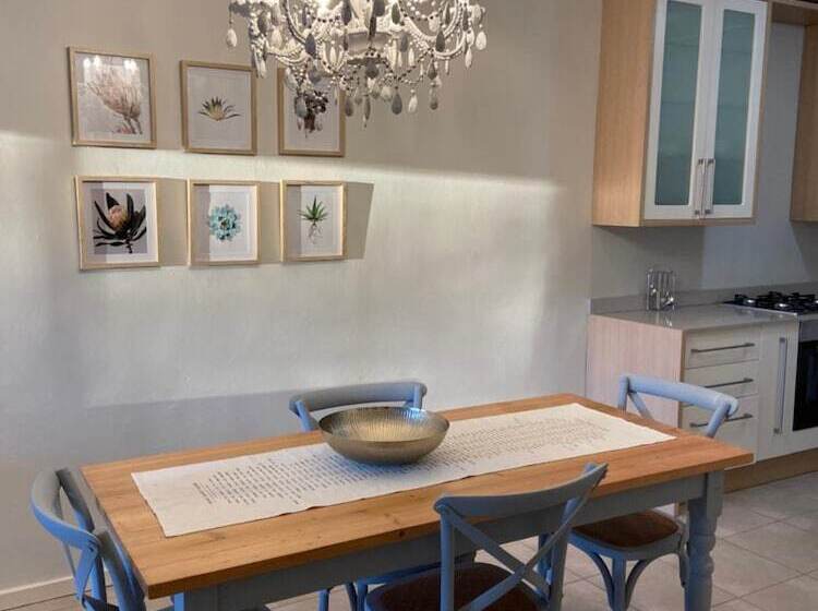 ペンション Dellville Country House