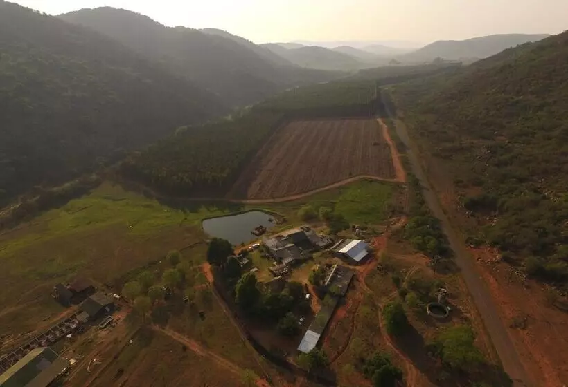 ホテル Emahlathini Guest Farm