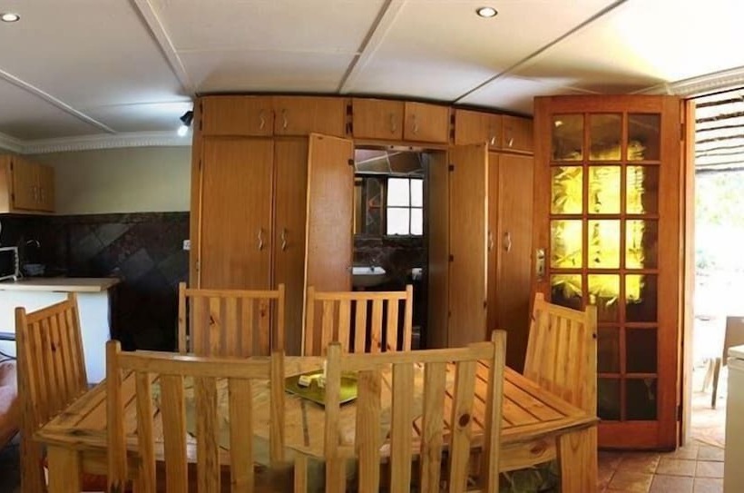 酒店 Emahlathini Guest Farm