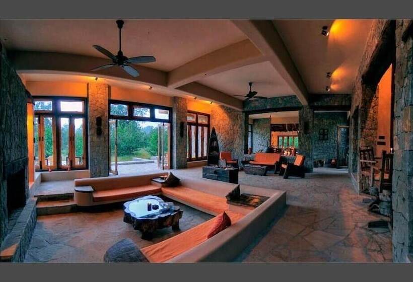 ホテル Pugdundee Safaris  Kanha Earth Lodge