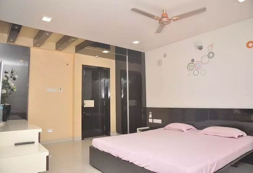 ホテル Kalaimagal Residency