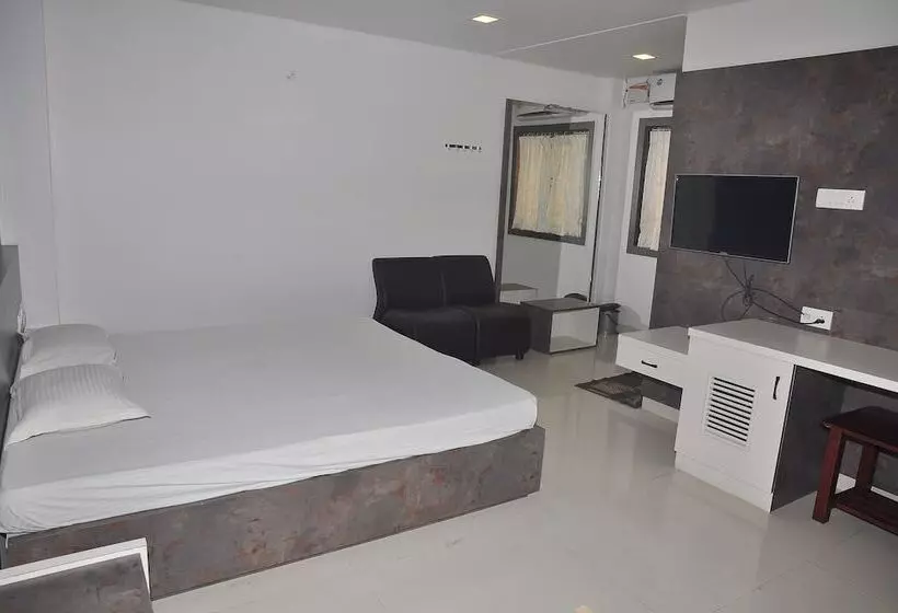 ホテル Kalaimagal Residency