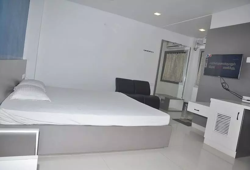 ホテル Kalaimagal Residency