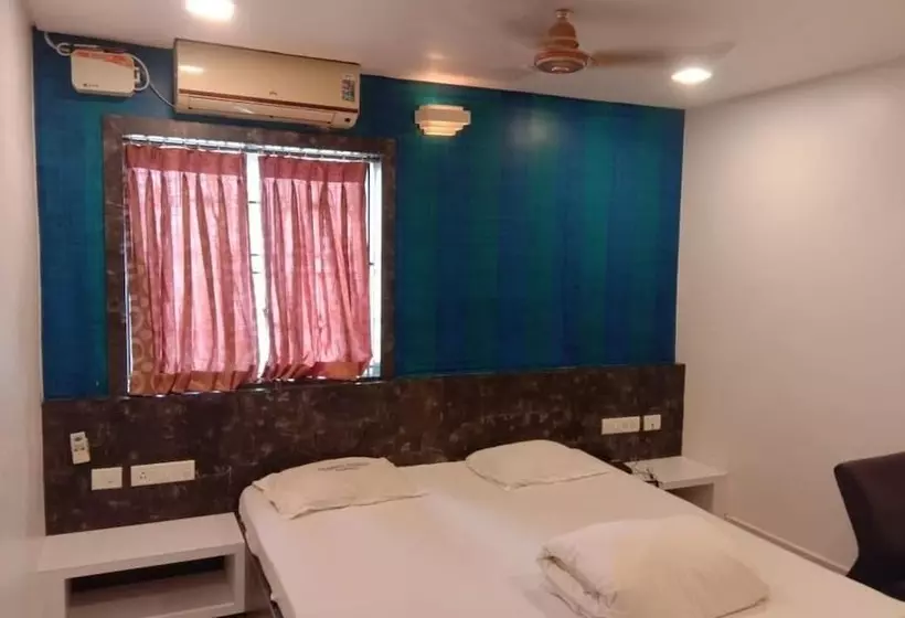ホテル Kalaimagal Residency