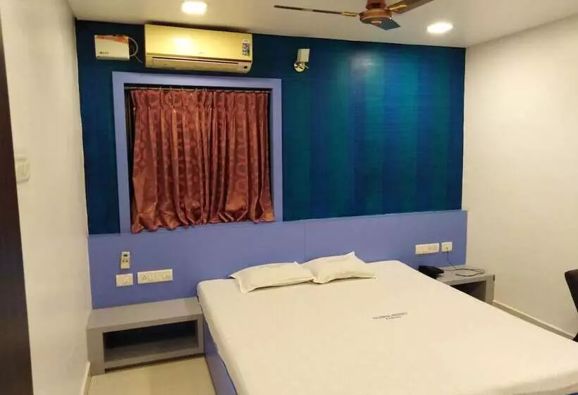 ホテル Kalaimagal Residency