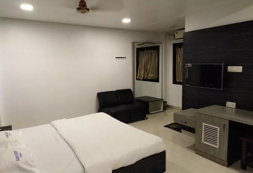 ホテル Kalaimagal Residency