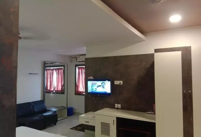 ホテル Kalaimagal Residency