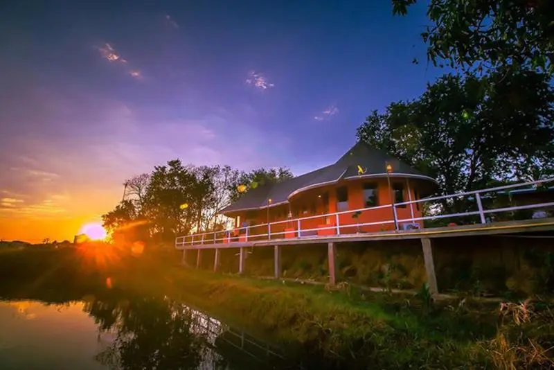 ホテル Khemmarat Baandin Resort