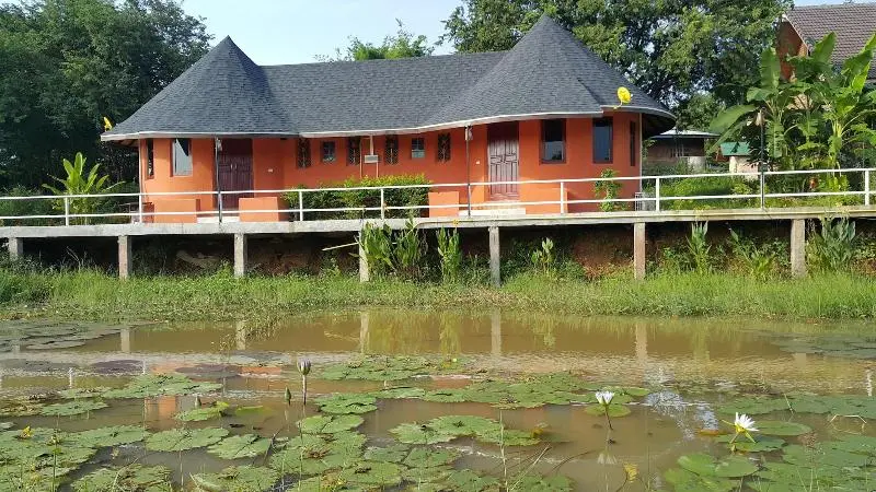 ホテル Khemmarat Baandin Resort