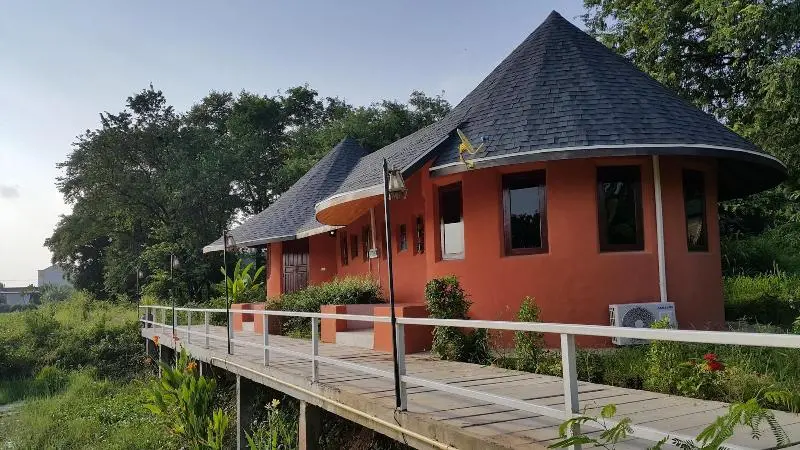 ホテル Khemmarat Baandin Resort