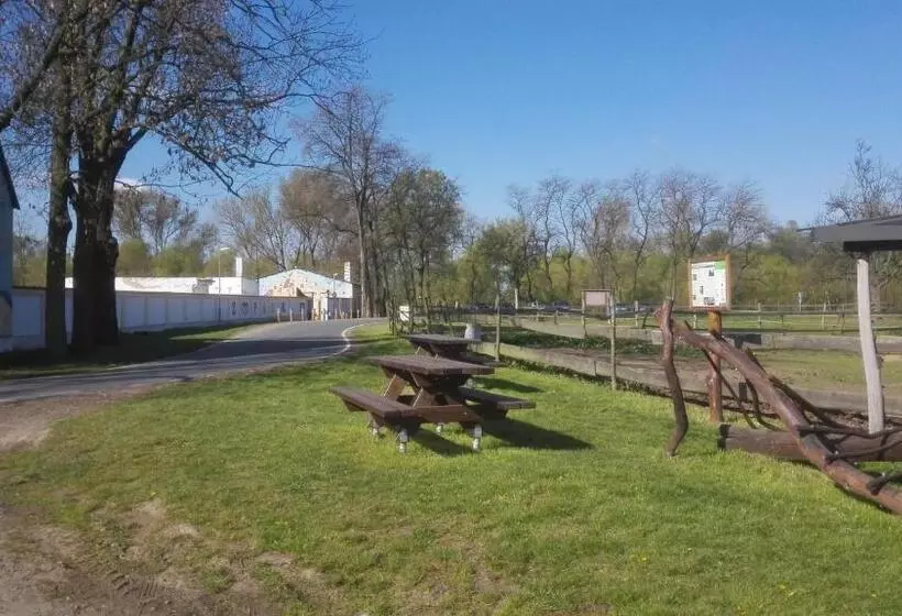 Maaseutuhotelli Zoopark Zelčín