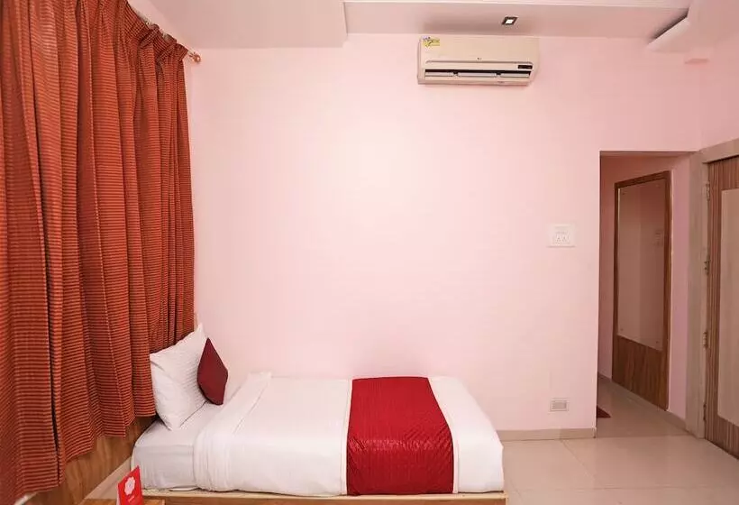 ホテル The Neelam Executive By Oyo Rooms