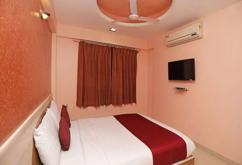 ホテル The Neelam Executive By Oyo Rooms